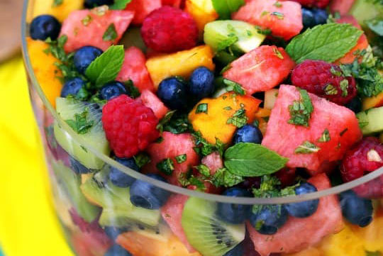 Az eperszezon alatt gyümölcssalátát is készíthetünk