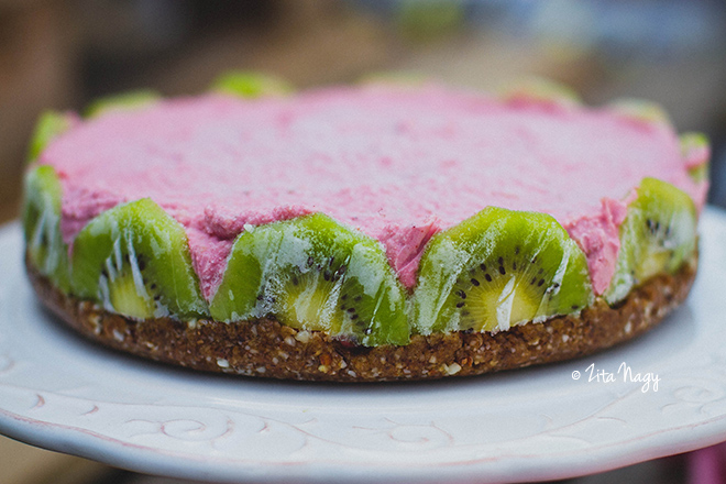 A mindenmentes étrendbe beilleszthető a nyers vegán epres sajttorta