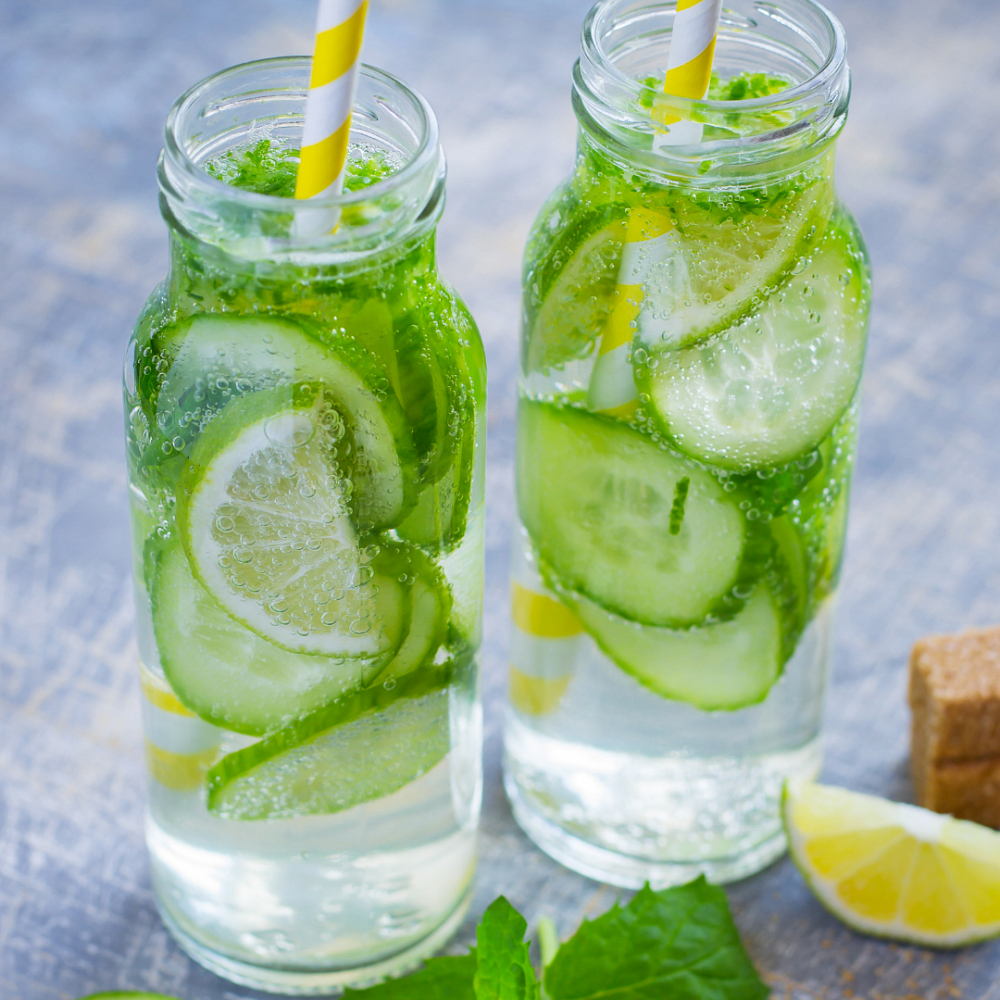 Az uborkás víz amellett, hogy egészséges remekül felfrissít a nyári forróságban Az uborkás víz amellett, hogy egészséges remekül felfrissít a nyári forróságban